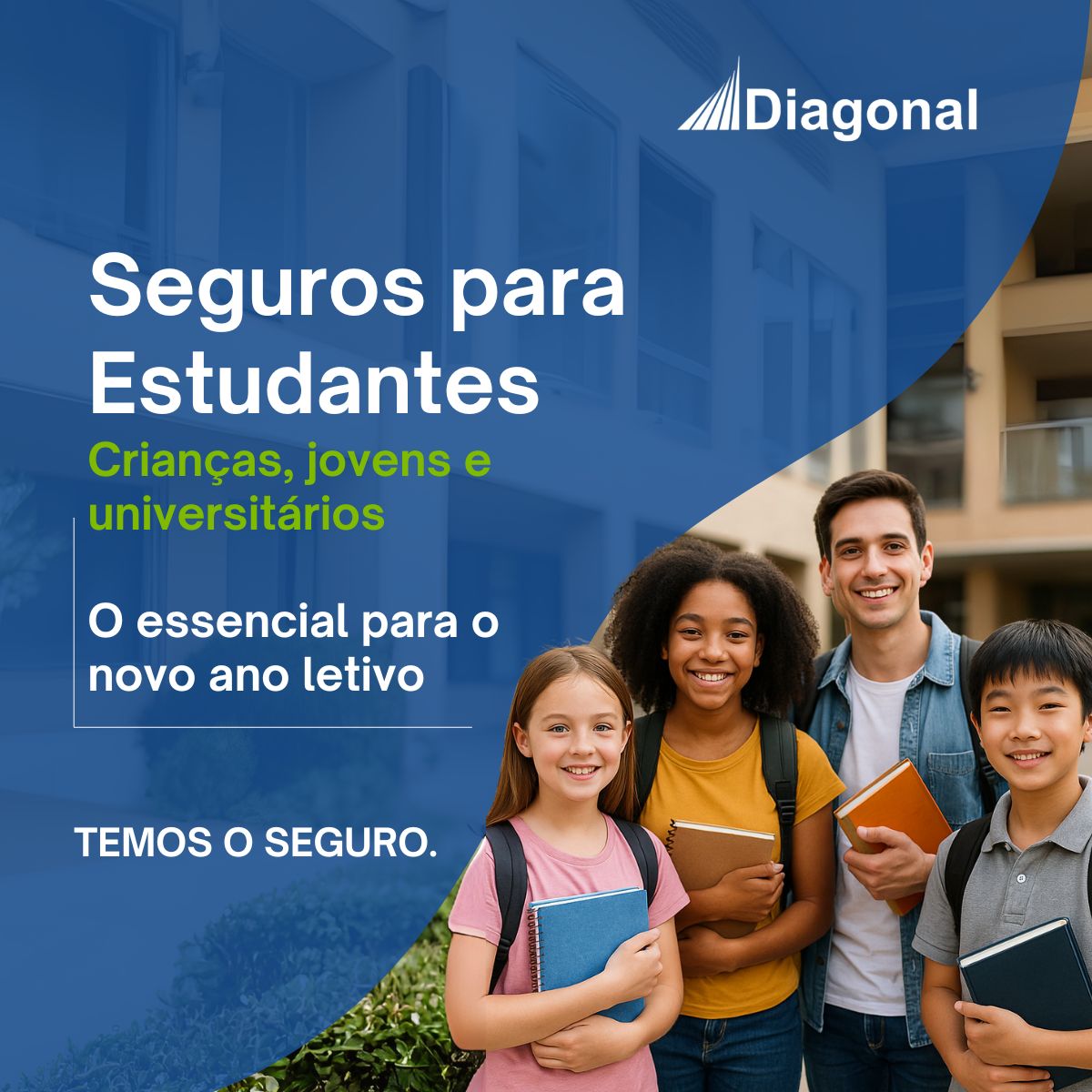Quatro estudantes de diferentes idades e origens segurando cadernos à porta de uma escola, com mensagem da Diagonal sobre seguros para crianças, jovens e universitários no regresso às aulas.